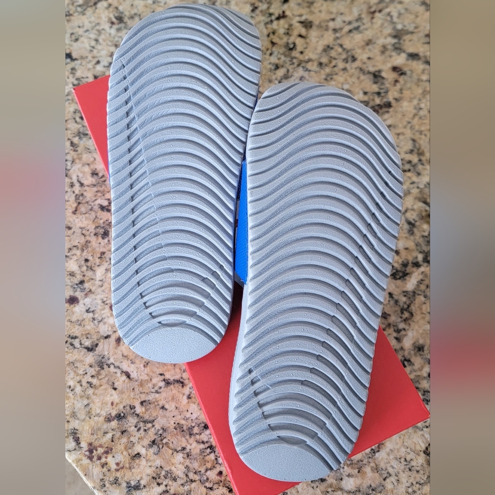 Have Size 2Y and 3Y Nike Blue Slide Sandals - Picture 4 of 4